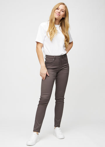 Slimjeans för kvinnor i gråbrun, färgen Thunders. Helbild av en modell som bär jeansen.
