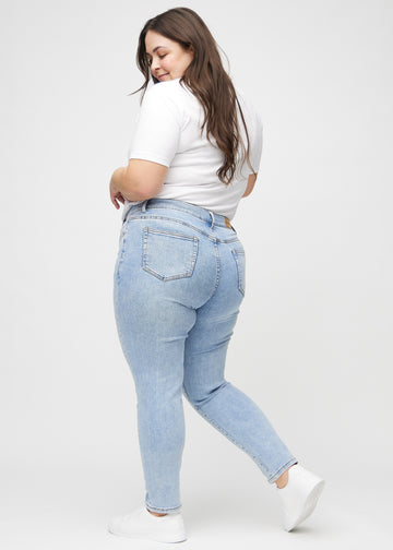 Slimjeans för kvinnor i ljusblå, färgen Waves. Från sidan på en plus size-modell.
