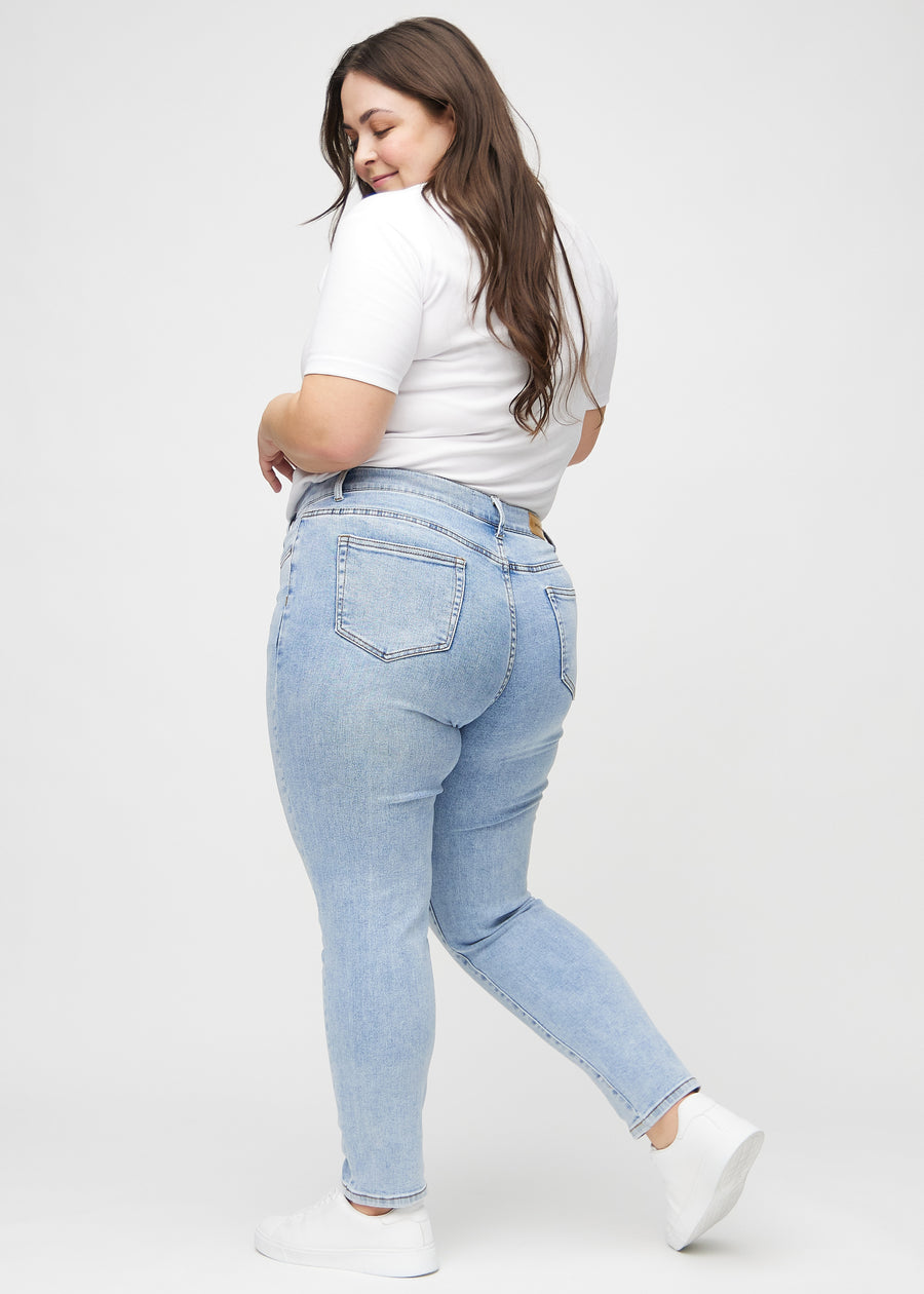 Slimjeans för kvinnor i ljusblå, färgen Waves. Från sidan på en plus size-modell.