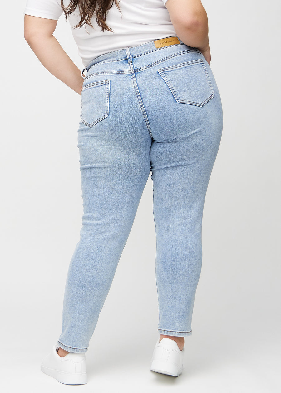 Slimjeans för kvinnor i ljusblå, färgen Waves. Bakifrån på en plus size-modell, så att hela passformen syns.