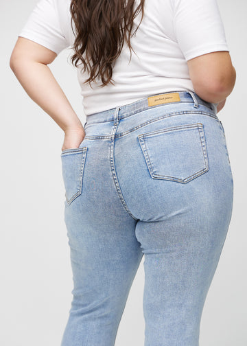 Slimjeans för kvinnor i ljusblå, färgen Waves. Närbild bakifrån på en plus size-modell som visar detaljerna.