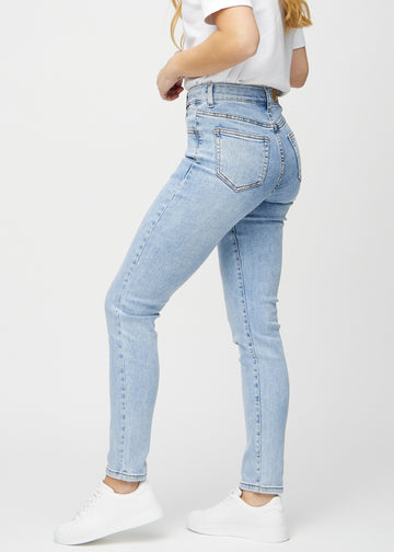 Slimjeans för kvinnor i ljusblå, färgen Waves. Från sidan på en modell.