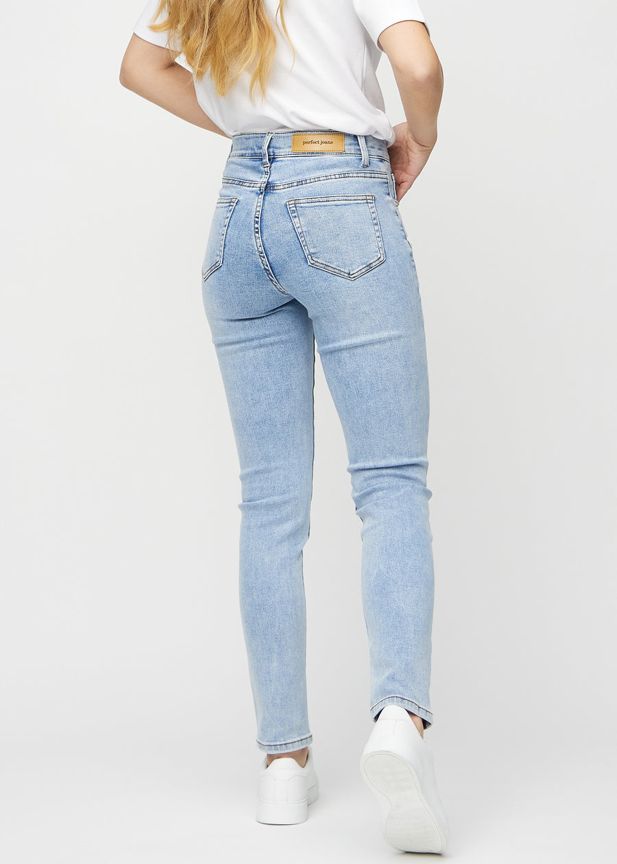 Slimjeans för kvinnor i ljusblå, färgen Waves. Bakifrån på en modell, så att hela passformen syns.