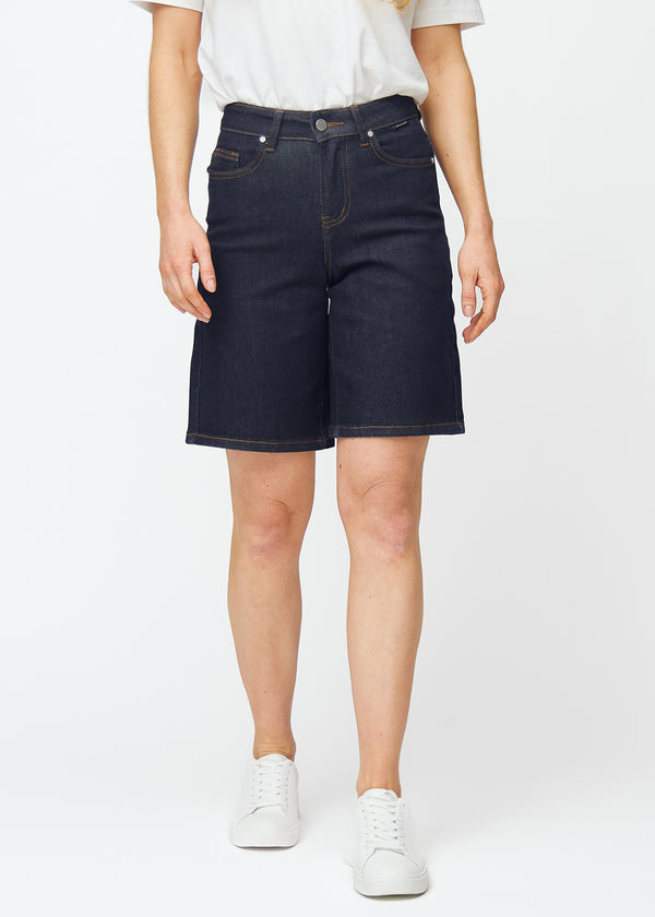 Mörkblå denimshorts för dam i färgen Midnights med loose passform som sitter vid höften och faller löst över låren, sett framifrån.
