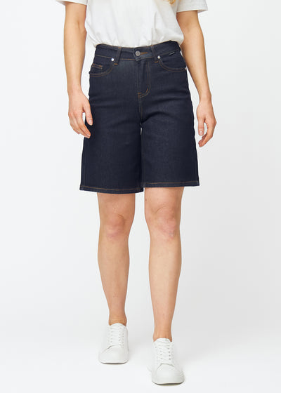 Mörkblå denimshorts för dam i färgen Midnights med loose passform som sitter vid höften och faller löst över låren, sett framifrån.