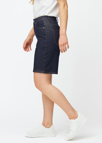 Mörkblå denimshorts för dam i färgen Midnights med loose passform sett från sidan på modell.