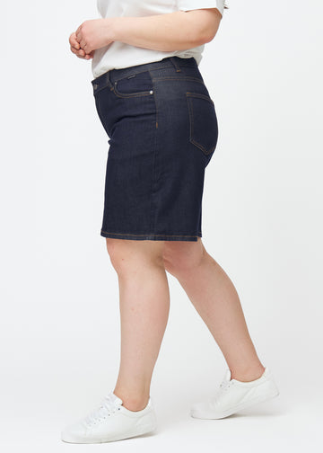 Mörkblå denimshorts för dam i färgen Midnights med loose passform sett från sidan på plus-size modell.