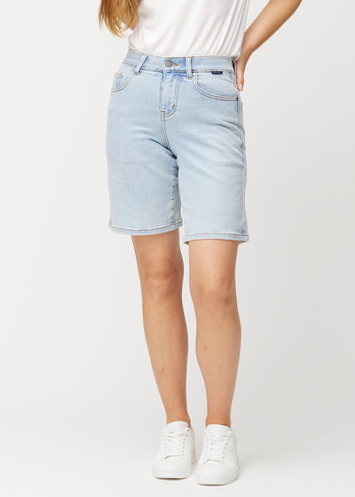 Ljusblå denimshorts för kvinnor i färgen Waves med medelhög midja (Mid Rise) och loose fit.
