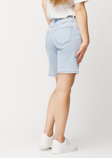 Ljusblå Waves denimshorts för kvinnor sedda bakifrån för att visa den lösa passformen.