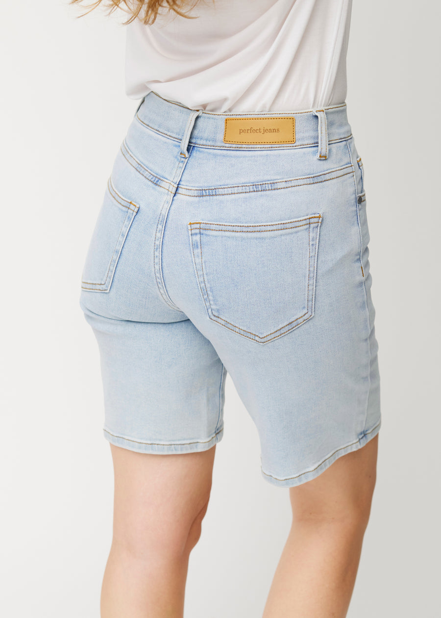 Närbild bakifrån av ljusblå Waves denimshorts för kvinnor som visar passform och detaljer.