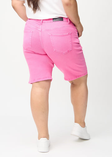 Ljusrosa regular middle shorts sedda bakifrån på en plus-size-modell, så att man kan se hela produkten.