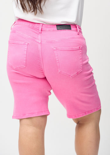 Ljusrosa regular middle shorts sedda bakifrån i närbild på en plus-size-modell för att visa detaljer.