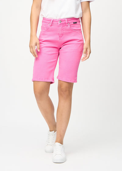 Ljusrosa regular middle shorts, modellnamn Flamingos, som går rakt ner längs benet och slutar precis ovanför knät, sedda framifrån.