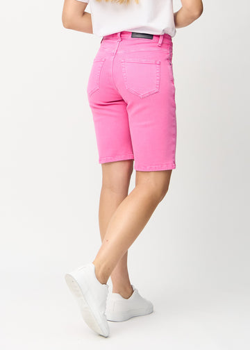 Ljusrosa regular middle shorts sedda bakifrån, så att man kan se hela produkten.