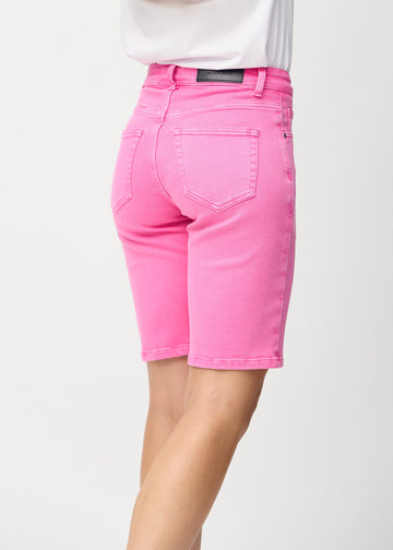 Ljusrosa regular middle shorts sedda bakifrån i närbild för att visa detaljer.