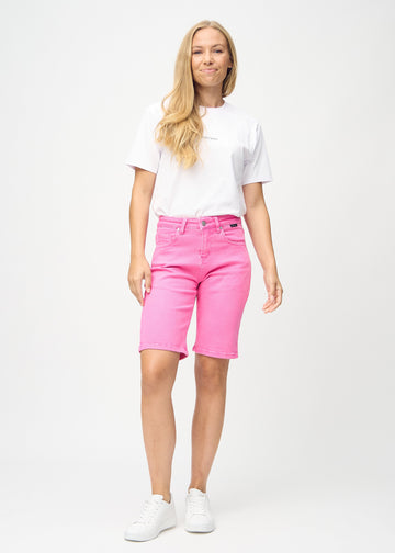 Helbild av modell i ljusrosa regular middle shorts.