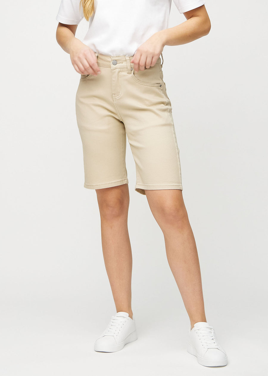 Beige regular middle shorts, modellnamn Gazelles, som går rakt ner längs benet och slutar precis ovanför knät, sedda framifrån.