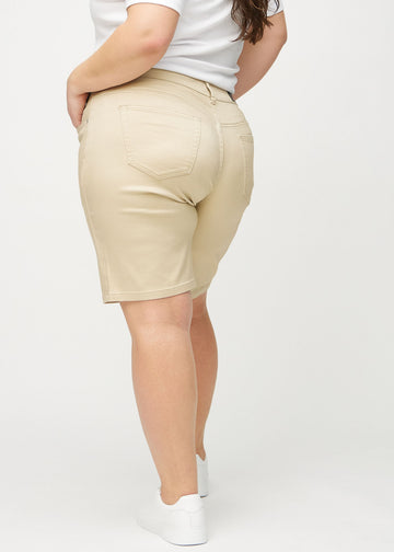 Beige regular middle shorts sedda bakifrån på en plus-size-modell så att man kan se hela produkten.