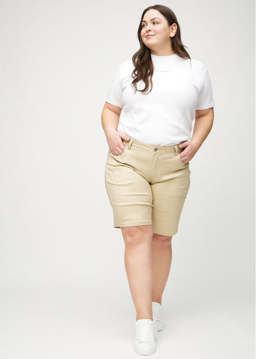 Helbild av en plus-size-modell i beige regular middle shorts.