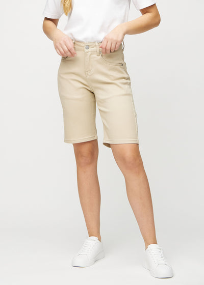 Beige regular middle shorts, modellnamn Gazelles, som går rakt ner längs benet och slutar precis ovanför knät, sedda framifrån.