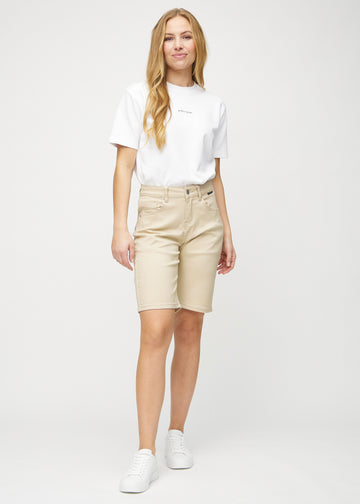 Helbild av modell i beige regular middle shorts.