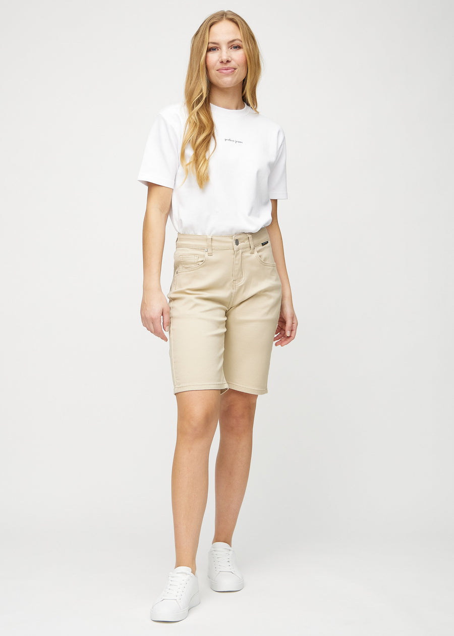Helbild av modell i beige regular middle shorts.