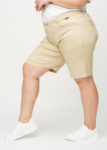 Beige regular middle shorts sedda från sidan på en plus-size-modell.