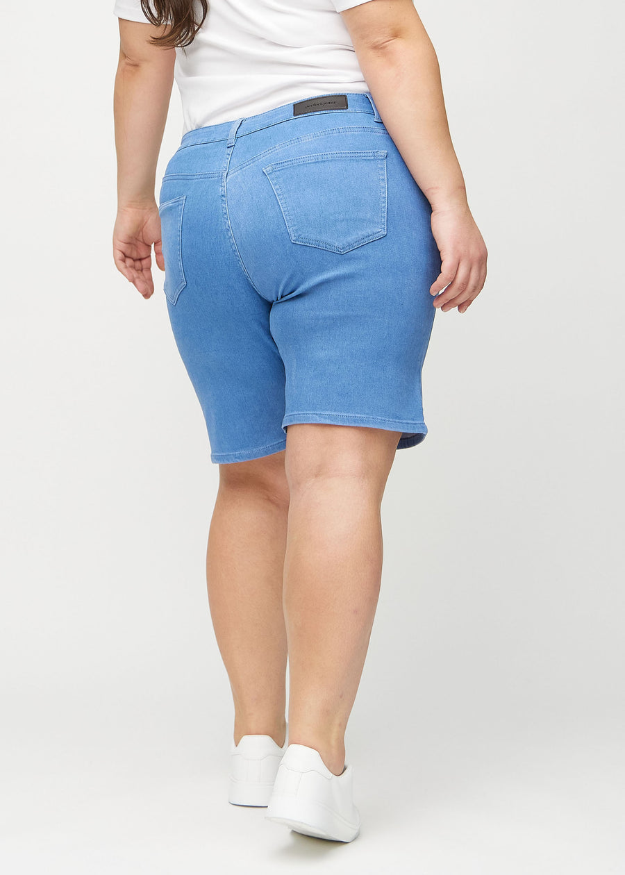 Blå regular middle shorts sedda bakifrån på en plus-size-modell, så att man kan se hela produkten.