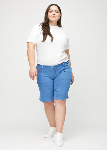 Helbild av en plus-size-modell i blå regular middle shorts.