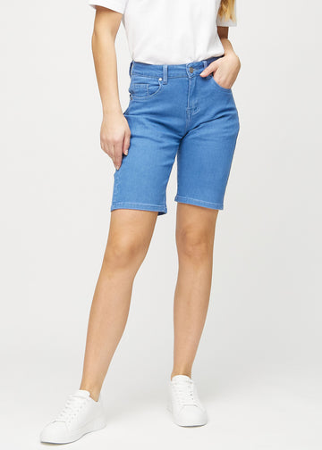 Blå regular middle shorts, modellnamn Geraniums, som går rakt ner längs benet och slutar precis ovanför knät, sedd framifrån.