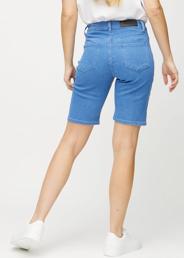 Blå regular middle shorts sedda bakifrån, så att man kan se hela produkten.