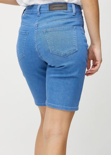 Blå regular middle shorts sedda bakifrån i närbild för att visa detaljer.