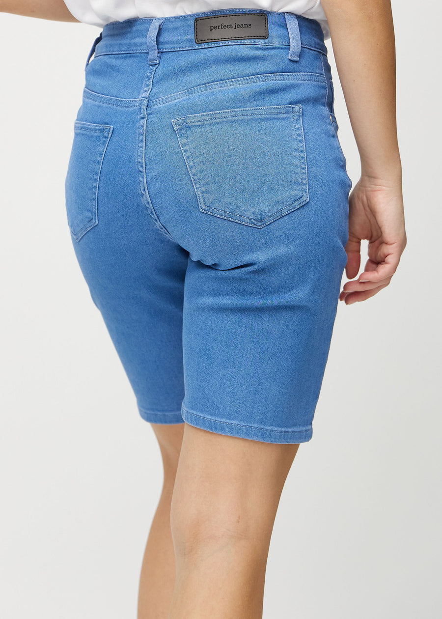Blå regular middle shorts sedda bakifrån i närbild för att visa detaljer.