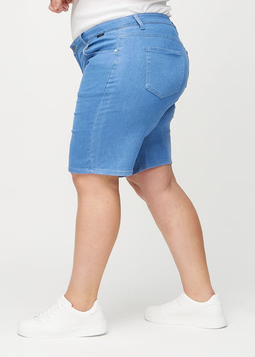Blå regular middle shorts sedda från sidan på en plus-size-modell.