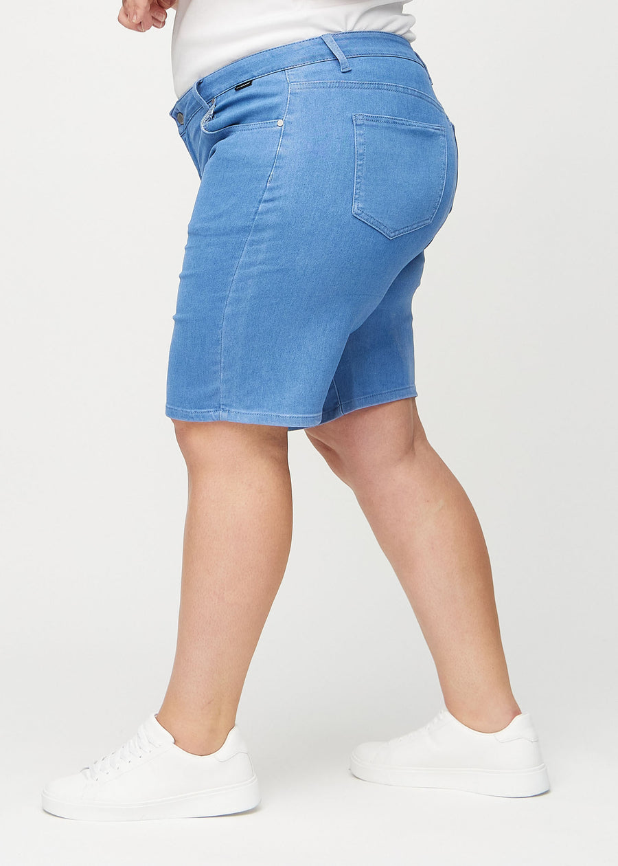 Blå regular middle shorts sedda från sidan på en plus-size-modell.