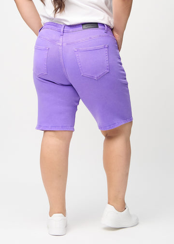 Lila regular middle shorts sedda bakifrån på en plus-size-modell, så att man kan se hela produkten.