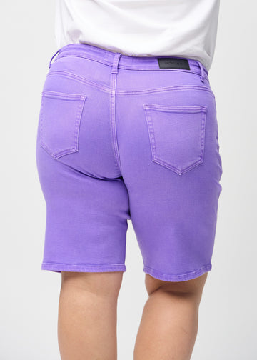 Lila regular middle shorts sedda bakifrån i närbild på en plus-size-modell för att visa detaljer.