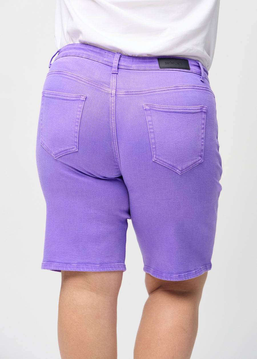 Lila regular middle shorts sedda bakifrån i närbild på en plus-size-modell för att visa detaljer.