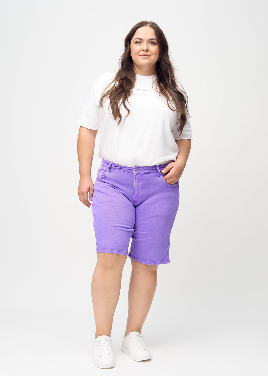 Helbild av en plus-size-modell i lila regular middle shorts.