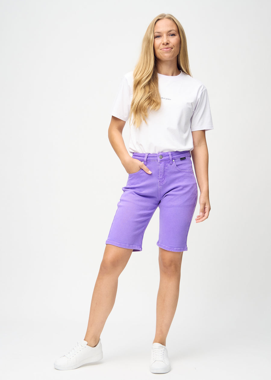 Helbild av modell i lila regular middle shorts.
