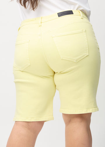 Ljusgula regular middle shorts sedda bakifrån i närbild på en plus-size-modell för att visa detaljer.