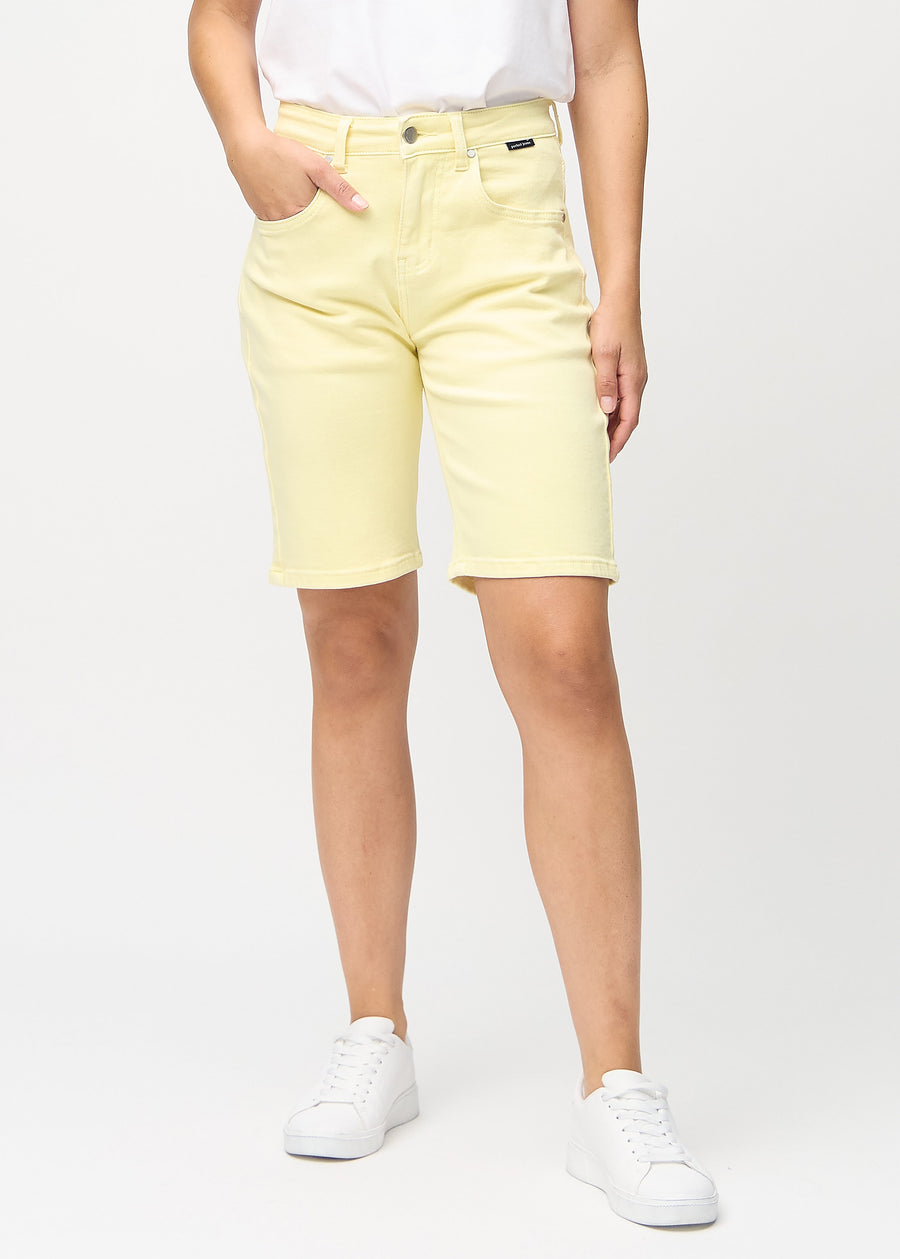 Ljusgula regular middle shorts, modellnamn Lemonades, som går rakt ner längs benet och slutar precis ovanför knäet, sedda framifrån.