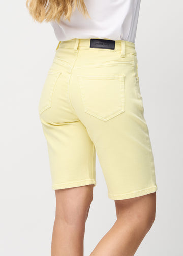 Ljusgula regular middle shorts sedda bakifrån i närbild för att visa detaljer.