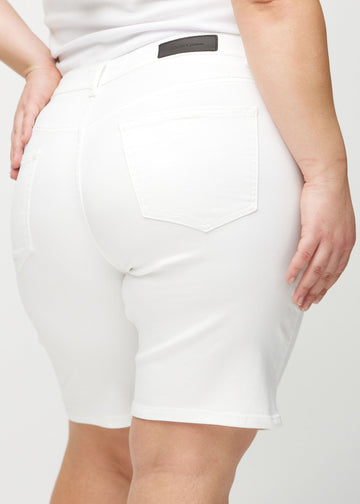 Vita regular middle shorts sedda bakifrån i närbild på en plus size-modell för att visa detaljer.