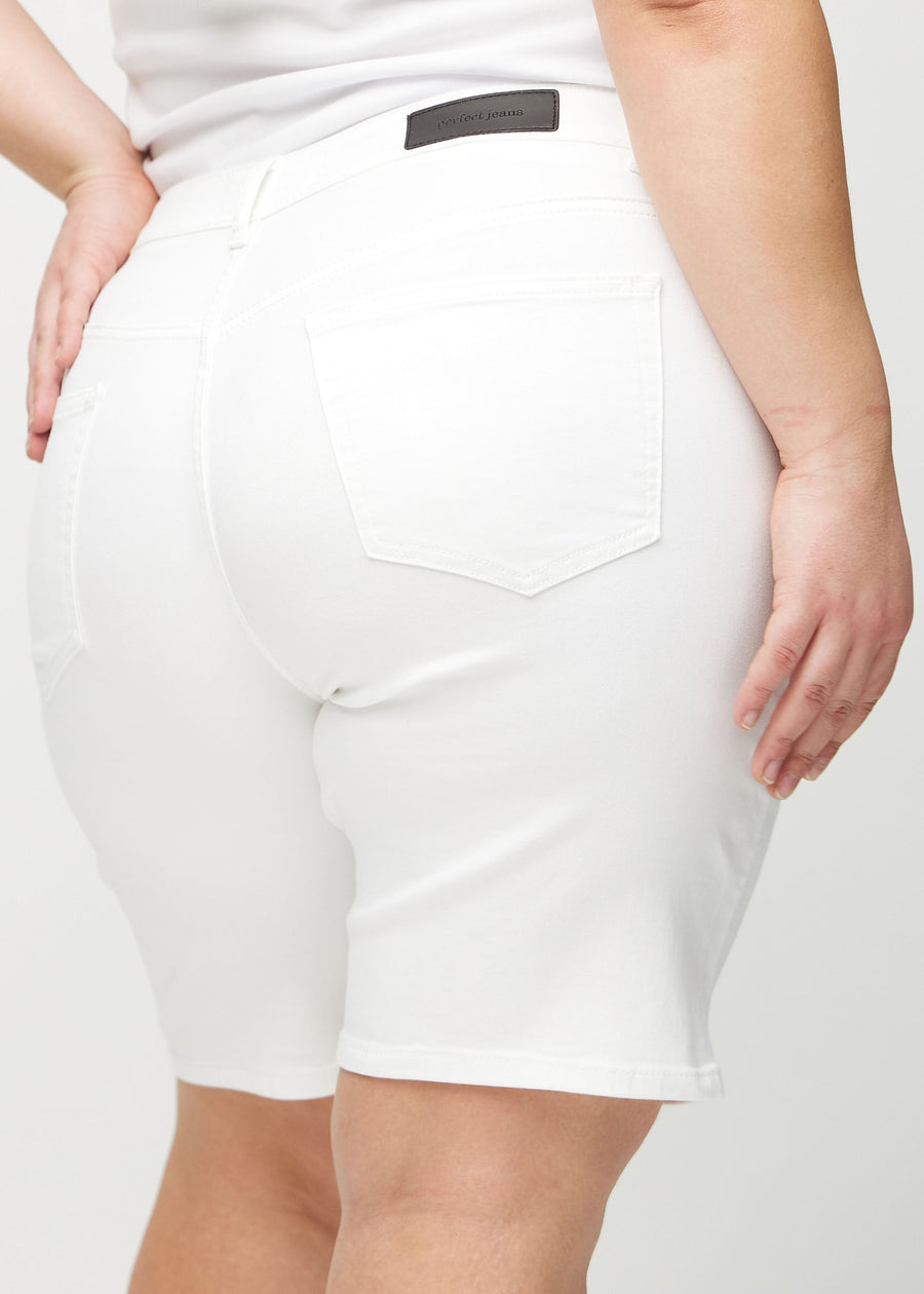 Vita regular middle shorts sedda bakifrån i närbild på en plus size-modell för att visa detaljer.