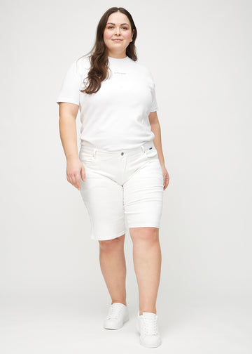 Helbild på en plus size-modell i vita regular middle shorts.