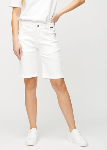 Vita regular middle shorts, modellnamn Marguerites, som går rakt ner längs benet och slutar precis ovanför knät, sedda framifrån.