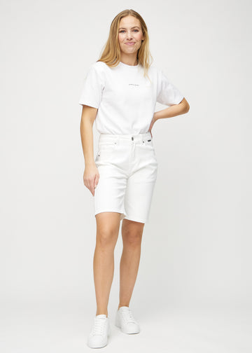 Helbild på modell i vita regular middle shorts.