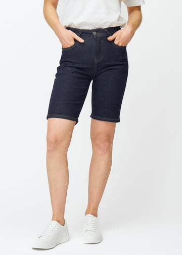 Mörkblå denimshorts för dam i färgen Midnights med regular passform som sitter vid höften och ger utrymme runt låren, sett framifrån.