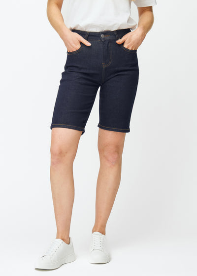 Mörkblå denimshorts för dam i färgen Midnights med regular passform som sitter vid höften och ger utrymme runt låren, sett framifrån.